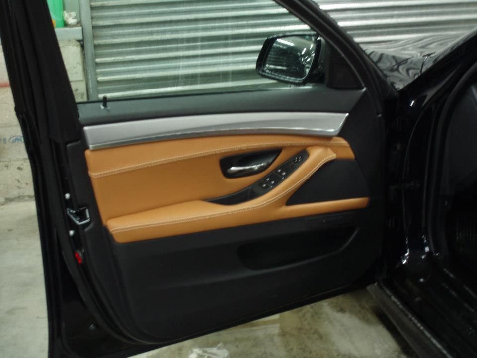 BMW M5 - MeÌdaillon et accoudoir de porte en cuir Nappa